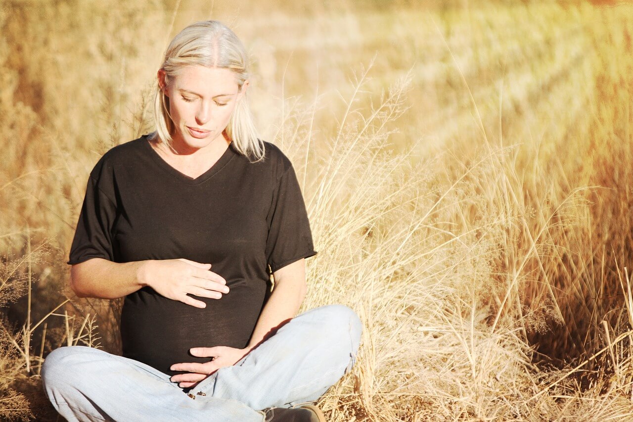 ¿Qué es y cómo se regula la maternidad subrogada?